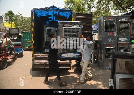 Delhi, nuova Delhi, India. 24 maggio 2024. I lavoratori trasportano un nuovo refrigeratore d'aria in un negozio in una calda giornata estiva a nuova Delhi, India, il 24 maggio 2024 (Credit Image: © Deep Nair/ZUMA Press Wire) SOLO PER USO EDITORIALE! Non per USO commerciale! Foto Stock