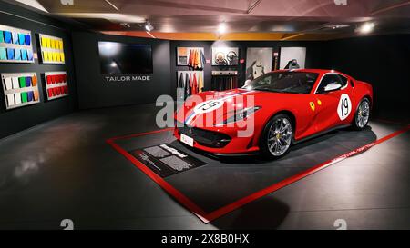 Interno del museo Ferrari di Maranello con premiate auto da corsa Ferrari in mostra. Maranello, Modena, Italia Foto Stock