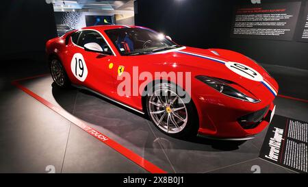 Interno del museo Ferrari di Maranello con premiate auto da corsa Ferrari in mostra. Maranello, Modena, Italia Foto Stock