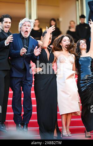 News - Lamour Ouf Beating Hearts Red Carpet - la 77esima edizione del Festival del Cinema di Cannes Francois Civil, Alain Chabat, Adele Exarchopoulos, Mallory Wanecque, Elodie Bouchez partecipano al tappeto rosso L Amour Ouf Beating Hearts al 77esimo Festival annuale di Cannes al Palais des Festivals il 23 maggio, 2024 a Cannes, Francia. Cannes Palais des Festival Francia Copyright: XStefanosxKyriazisx/xLiveMediax LPN 1366688 Foto Stock