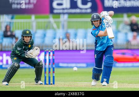 Il capitano inglese Heather Knight batte in una partita internazionale di un giorno tra Inghilterra e Pakistan Foto Stock