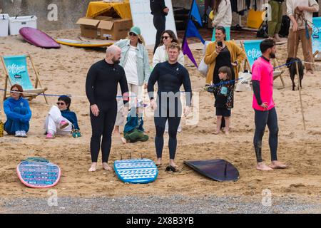 Surfisti e spettatori alla gara di surf Sand Bandit Showdown al GT Western Great Western Beach di Newquay in Cornovaglia nel Regno Unito. Foto Stock