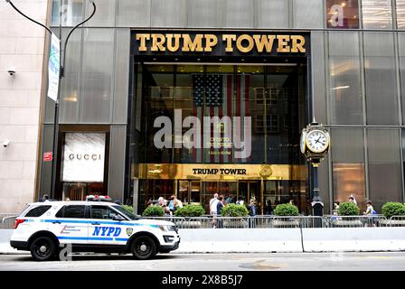 NYPD fuori dalla Trump Tower prima che Donald Trump vada in tribunale, 2024 maggio, 5th Ave, Manhattan, New York City, America, Stati Uniti Foto Stock
