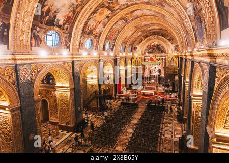 All'interno della concattedrale di San Giovanni a la Valletta, Malta: Mura dorate, soffitti ad arco, intricate incisioni Foto Stock