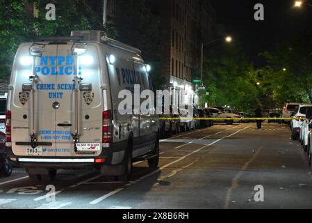 Bronx, New York, Stati Uniti. 24 maggio 2024. (NUOVO) tre persone uccise, due persone uccise nel Bronx, New York. 24 maggio 2024, Bronx, New York, Stati Uniti: Intorno alle 12:14, venerdì mattina sul blocco 2200 di Davidson Avenue, sono state uccise tre persone. Un maschio di 36 anni è stato colpito al petto e dichiarato morto, una femmina di 44 anni è stata colpita al petto e pronunciata morta, un maschio di 40 anni è stato colpito al braccio ed è in condizioni stabili. (Credit Image: © Kyle Mazza/TheNEWS2 via ZUMA Press Wire) SOLO PER USO EDITORIALE! Non per USO commerciale! Foto Stock