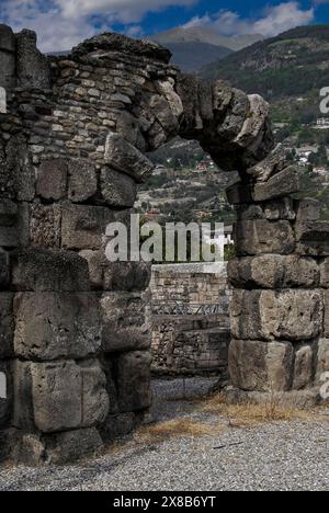 Arco di un antico teatro romano ad Aosta, Valle d'Aosta, Italia. Il teatro fu costruito durante il regno del primo imperatore romano, Augusto Cesare (63 a.C. - 14 d.C.). Foto Stock