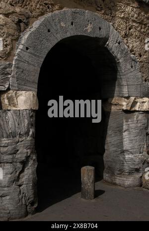 Un antico arco laterale rivestito in marmo romano, destinato ai pedoni, costruito nel 25 a.C. ad Aosta, Valle d'Aosta, Italia. Foto Stock