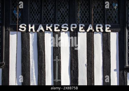 Stratford-upon-Avon, Regno Unito - 12 febbraio 2024:primo piano della parola Shakespeare all'esterno del Mercure Shakespeare Hostelrie Hotel a Stratford- Foto Stock