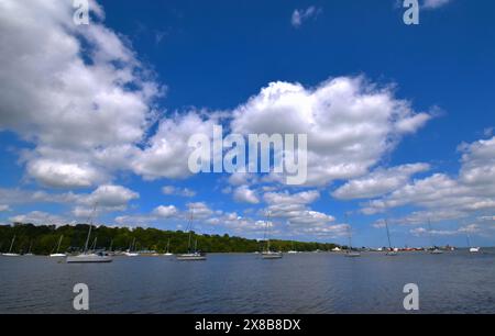 Vista dall'isola di St Mary del cielo azzurro e del bel tempo nel Kent. L'immagine mostra gli yacht ormeggiati nel fiume Medway. Foto Stock