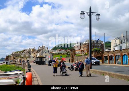 Sul lungomare di Sidmouth, con scalini che scendono verso la spiaggia e un cartello con scritto "No dogs" sul marciapiede. Devon, Inghilterra Regno Unito Foto Stock