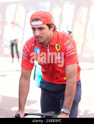 24 maggio 2024, Circuit de Monaco, Monte Carlo, Gran Premio di Formula 1 Monaco 2024, nella foto Carlos Sainz Jr. (ESP), Scuderia Ferrari HP con la moto nel paddock. Foto Stock