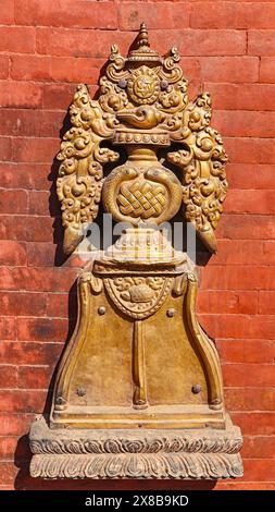 Simbolo della dinastia Malla sulla Golden Gate, Bhaktapur Durbar Square, Kathmandu, Nepal. Foto Stock