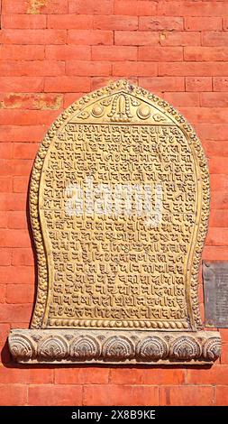 Iscrizione in lingua newar sul Golden Gate, Bhaktapur Durbar Square, Kathmandu, Nepal. Foto Stock