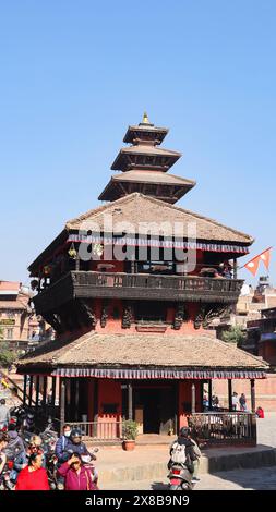 NEPAL, KATHMANDU, BHAKTAPUR, dicembre 2023, turista al Cafe Harati in Piazza Taumadhi Foto Stock