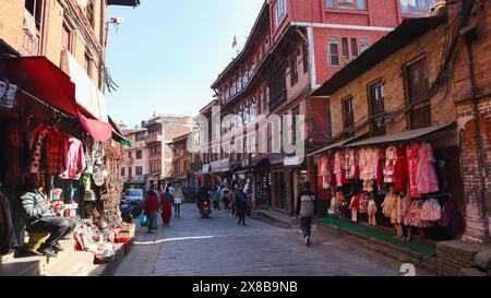 NEPAL, KATHMANDU, dicembre 2023, Tourist at Streets of Bhaktapur Foto Stock