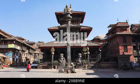 NEPAL, KATHMANDU, BHAKTAPUR, dicembre 2023, turista al tempio di Dattatreya, costruito dal re Yaksha Malla nel 1427 A.. D, Piazza Dattatraya Foto Stock