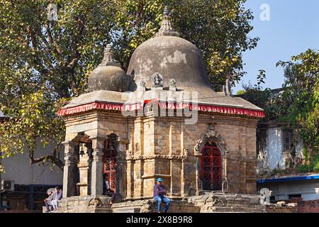 NEPAL, KATHMANDU, dicembre 2023, turista presso l'antico tempio di Mahadev nel campus di Kathmandu Durbar Square, Foto Stock