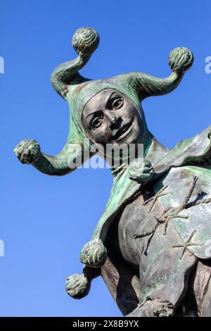 Stratford-upon-Avon, Regno Unito - 12 febbraio 2024: La statua di Jester nella storica città di Stratford-upon-Avon nel Warwickshire, Regno Unito. Il Jester era un personaggio Foto Stock