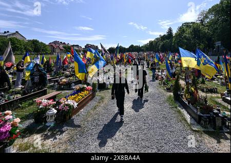 LEOPOLI, UCRAINA - 23 MAGGIO 2024 - i membri del pubblico visitano il cimitero militare di Lychakiv, noto anche come campo Marte, per rendere omaggio al personale militare ucraino scomparso nel giorno degli Eroi, Leopoli, Ucraina occidentale. Foto Stock