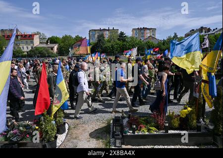 LEOPOLI, UCRAINA - 23 MAGGIO 2024 - i membri del pubblico visitano il cimitero militare di Lychakiv, noto anche come campo Marte, per rendere omaggio al personale militare ucraino scomparso nel giorno degli Eroi, Leopoli, Ucraina occidentale. Foto Stock