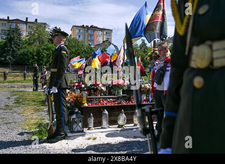 LEOPOLI, UCRAINA - 23 MAGGIO 2024 - i membri del pubblico visitano il cimitero militare di Lychakiv, noto anche come campo Marte, per rendere omaggio al personale militare ucraino scomparso nel giorno degli Eroi, Leopoli, Ucraina occidentale. Foto Stock