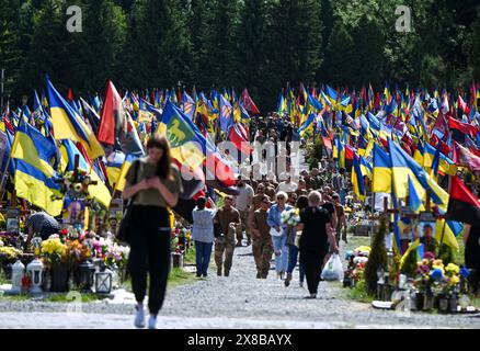 LEOPOLI, UCRAINA - 23 MAGGIO 2024 - i membri del pubblico visitano il cimitero militare di Lychakiv, noto anche come campo Marte, per rendere omaggio al personale militare ucraino scomparso nel giorno degli Eroi, Leopoli, Ucraina occidentale. Foto Stock