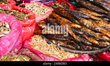 Pesci secchi in negozio in vendita, Kathmandu, Nepal. Foto Stock