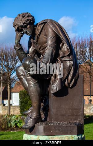 Stratford-upon-Avon, Regno Unito - 12 febbraio 2024: Frazione che contempla il cranio di Yorick - parte del Gower Monument a Stratford-upon-Avon, Regno Unito, dedica Foto Stock