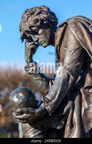 Stratford-upon-Avon, Regno Unito - 12 febbraio 2024: Frazione che contempla il cranio di Yorick - parte del Gower Monument a Stratford-upon-Avon, Regno Unito, dedica Foto Stock