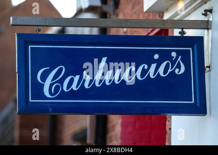 Stratford-upon-Avon, Regno Unito - 12 febbraio 2024: Un cartello sopra l'ingresso di un ristorante Carluccios a Stratford-upon-Avon, Regno Unito. Foto Stock