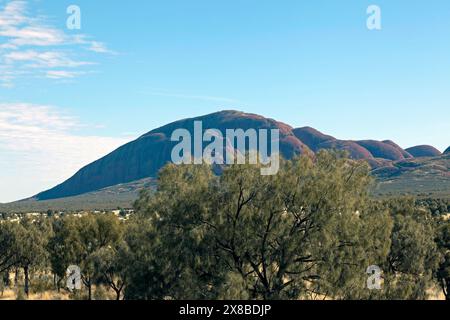 Una vista di parte del Kata Tjuṯa, un gruppo di grandi formazioni rocciose a cupola nel Parco Nazionale di Uluṟu-Kata Tjuṯa, territorio del Nord, Australia Foto Stock