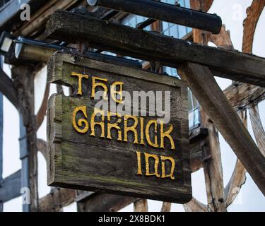 Stratford-upon-Avon, Regno Unito - 12 febbraio 2024: Il cartello d'epoca per il Garrick Inn sulla High Street a Stratford-upon-Avon, Regno Unito. Foto Stock