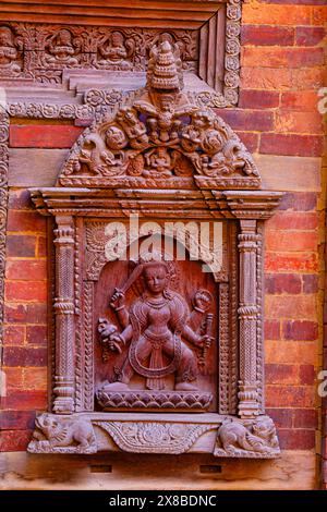 Intaglio in legno di Lord Kartikeya, Sundari Chowk, Patan Darbar, Patan, Kathmandu, Nepal. Foto Stock