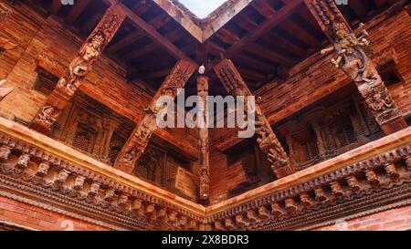 Dettagli di intaglio in legno delle divinità indù a Mulchowk, Patan Darbar Square, Patan, Kathmandu, Nepal. Foto Stock