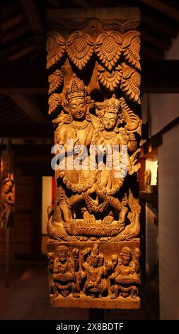 Antica scultura in legno nel Museo, Piazza Patan Darbar, Patan, Kathmandu, Nepal. Foto Stock