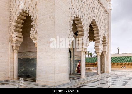 Rabat, Marocco - 23 marzo 2024: Il Mausoleo di Mohammed V è un edificio storico situato sul lato opposto della Torre Hassan sul Yacoub A. Foto Stock