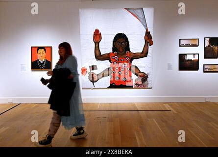 Edimburgo, Scozia, Regno Unito. 24 maggio 2024. Le donne in rivolta! L'arte e l'attivismo nel Regno Unito 1970-1990 prende il controllo di Modern Two per la sua unica data del tour scozzese. La prima del suo genere, Women in Revolt! È una grande mostra di arte femminista, che celebra le donne le cui idee radicali e i metodi ribelli hanno cambiato il volto della cultura britannica. Aperto al pubblico da domani. Casalinghe con coltelli da bistecca 1985, vernice ad olio, vernice acrilica e pastello su carta, di Sutapa Biswas. Crediti: Craig Brown/Alamy Live News Foto Stock