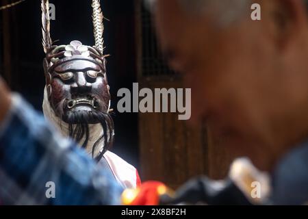 (240524) -- CHONGQING, 24 maggio 2024 (Xinhua) -- gli artisti dell'Opera di Yangxi indossano costumi nel villaggio di Qingquan della città di Tonggu, Youyang Tujia e nella contea autonoma di Miao, Chongqing, 16 maggio 2024. Nel villaggio Qingquan di Tonggu Township a Youyang, c'è un gruppo di artisti d'opera composto da agricoltori locali di età media di quasi 70 anni, che eseguono l'antica opera di Yangxi sui cortili e sulle dighe come palco, e tra risaie, montagne e foreste come sfondo nel villaggio a circa 1.000 metri sul livello del mare circondato da montagne e acque. In giro Foto Stock