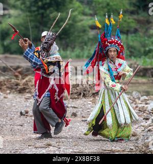 (240524) -- CHONGQING, 24 maggio 2024 (Xinhua) -- gli artisti dell'Opera di Yangxi Chen Yongxia (L) e Leng Dingxiang provano un verso dell'Opera di Yangxi nel villaggio di Qingquan del Tonggu Township, Youyang Tujia e Miao Autonomous County, Chongqing, 16 maggio 2024. Nel villaggio Qingquan di Tonggu Township a Youyang, c'è un gruppo di artisti d'opera composto da agricoltori locali di età media di quasi 70 anni, che eseguono l'antica opera di Yangxi sui cortili e sulle dighe come palco, e tra risaie, montagne e foreste come sfondo nel villaggio a circa 1.000 metri sul mare Foto Stock