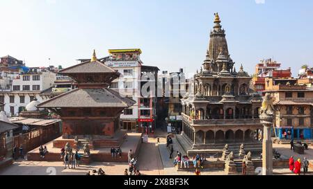 NEPAL, KATHMANDU, PATAN, dicembre 2023, Tourist at Krishna Temple and Hari Shankar Temple, Patan Darbar Square Foto Stock