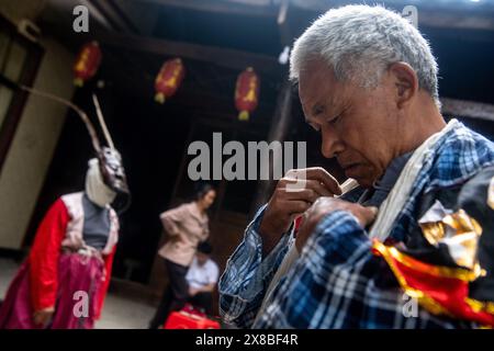 (240524) -- CHONGQING, 24 maggio 2024 (Xinhua) -- l'artista dell'Opera di Yangxi Chen Yongxia (R) indossa i costumi d'opera nel villaggio di Qingquan del Tonggu Township, Youyang Tujia e Miao Autonomous County, Chongqing, 16 maggio 2024. Nel villaggio Qingquan di Tonggu Township a Youyang, c'è un gruppo di artisti d'opera composto da agricoltori locali di età media di quasi 70 anni, che eseguono l'antica opera di Yangxi sui cortili e sulle dighe come palco, e tra risaie, montagne e foreste come sfondo nel villaggio a circa 1.000 metri sul livello del mare circondato da montagne Foto Stock