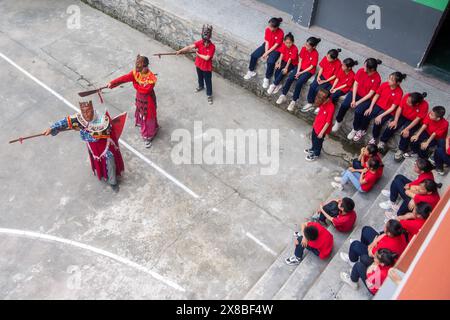 (240524) -- CHONGQING, 24 maggio 2024 (Xinhua) -- gli studenti di una scuola elementare imparano a conoscere l'Opera di Yangxi come dimostra Chen Yongxia (1° L) a Youyang Tujia e Miao Autonomous County, Chongqing del sud-ovest della Cina, 17 maggio 2024. Nel villaggio Qingquan di Tonggu Township a Youyang, c'è un gruppo di artisti d'opera composto da agricoltori locali di età media di quasi 70 anni, che eseguono l'antica opera di Yangxi sui cortili e sulle dighe come palco, e tra risaie, montagne e foreste come sfondo nel villaggio a circa 1.000 metri sul livello del mare circondato da montagne e Foto Stock