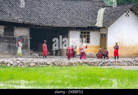 (240524) -- CHONGQING, 24 maggio 2024 (Xinhua) -- gli artisti dell'Opera di Yangxi provano un verso dell'Opera di Yangxi nel villaggio di Qingquan della città di Tonggu, Youyang Tujia e la contea autonoma di Miao, Chongqing, 16 maggio 2024. Nel villaggio Qingquan di Tonggu Township a Youyang, c'è un gruppo di artisti d'opera composto da agricoltori locali di età media di quasi 70 anni, che eseguono l'antica opera di Yangxi sui cortili e sulle dighe come palco, e tra risaie, montagne e foreste come sfondo nel villaggio a circa 1.000 metri sul livello del mare circondato da montagne e wa Foto Stock