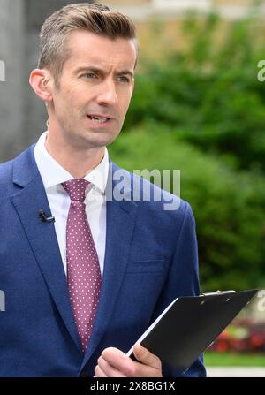 Ben Thompson (presentatore della BBC) presentò da Downing Street il giorno dopo l'annuncio delle elezioni generali - 23 maggio 2024. Foto Stock