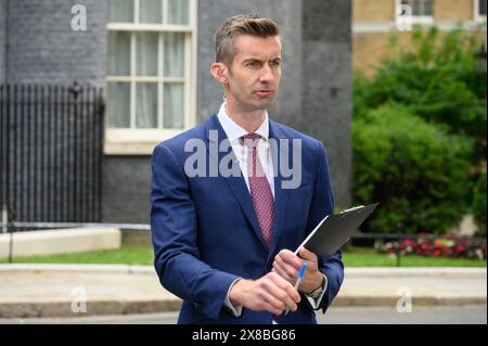 Ben Thompson (presentatore della BBC) presentò da Downing Street il giorno dopo l'annuncio delle elezioni generali - 23 maggio 2024. Foto Stock