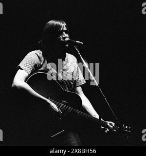 EVAN DANDO, PALCO ACUSTICO, BOTTLED OFF STAGE, 1995: Evan Dando suonò un caotico cortometraggio, sembrava confuso e non riusciva a finire nessuna canzone prima di essere imbottigliato da una folla inquieta dal vivo sull'Acoustic Stage al Glastonbury Festival, Inghilterra, 24 giugno 1995. Foto: Rob Watkins Foto Stock