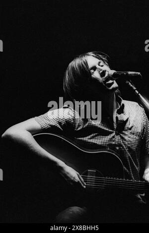EVAN DANDO, PALCO ACUSTICO, BOTTLED OFF STAGE, 1995: Evan Dando suonò un caotico cortometraggio, sembrava confuso e non riusciva a finire nessuna canzone prima di essere imbottigliato da una folla inquieta dal vivo sull'Acoustic Stage al Glastonbury Festival, Inghilterra, 24 giugno 1995. Foto: Rob Watkins Foto Stock