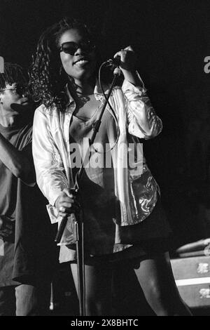 JHELISA, JAZZ STAGE, GLASTONBURY 1995: La cantante soul americana Jhelisa suona il Jazz Stage al Glastonbury Festival, Pilton Farm, Somerset, Inghilterra, 25 giugno 1995. Nel 1995 il festival ha celebrato il suo 25 ° anniversario. Foto: ROB WATKINS. INFORMAZIONI: Jhelisa Anderson, nota semplicemente come Jhelisa, è una cantautrice americana rinomata per la sua voce soul e lo stile eclettico. Emergente negli anni '1990, ha guadagnato il plauso con album come "Galactica Rush", mescolando jazz, funk e influenze elettroniche nella sua musica. Foto Stock