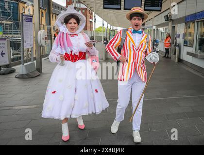 Londra, Regno Unito. 24 maggio 2024. Arrivano Mary Poppins e Bert. I partecipanti camminano e si mettono in posa nei loro costumi durante il tragitto verso il locale. MCM Comic con torna all'Excel di Londra questo fine settimana. Cosplayer, fan di anime, fumetti, giochi e film si riuniscono per questo grande evento di tre giorni dal 24-26 maggio. Crediti: Imageplotter/Alamy Live News Foto Stock