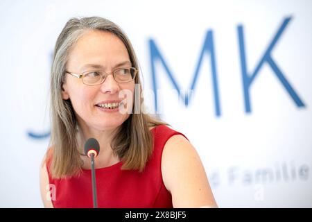 Brema, Germania. 24 maggio 2024. Sascha Karolin Aulepp (SPD), senatrice per l'infanzia e l'istruzione a Brema, in una conferenza stampa dopo la Conferenza dei Ministri della gioventù e della famiglia. Sotto la presidenza di Brema, i ministri responsabili e i senatori degli stati federali discussero argomenti come l'inclusione e la partecipazione, lo spazio sociale e l'orientamento familiare, il reclutamento del personale e la sicurezza dei lavoratori qualificati. Credito: Sina Schuldt/dpa/Alamy Live News Foto Stock